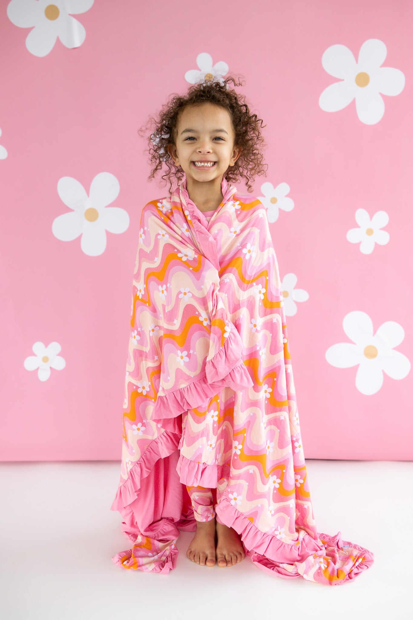 GROOVY FLORAL DREAM RUFFLE BLANKET