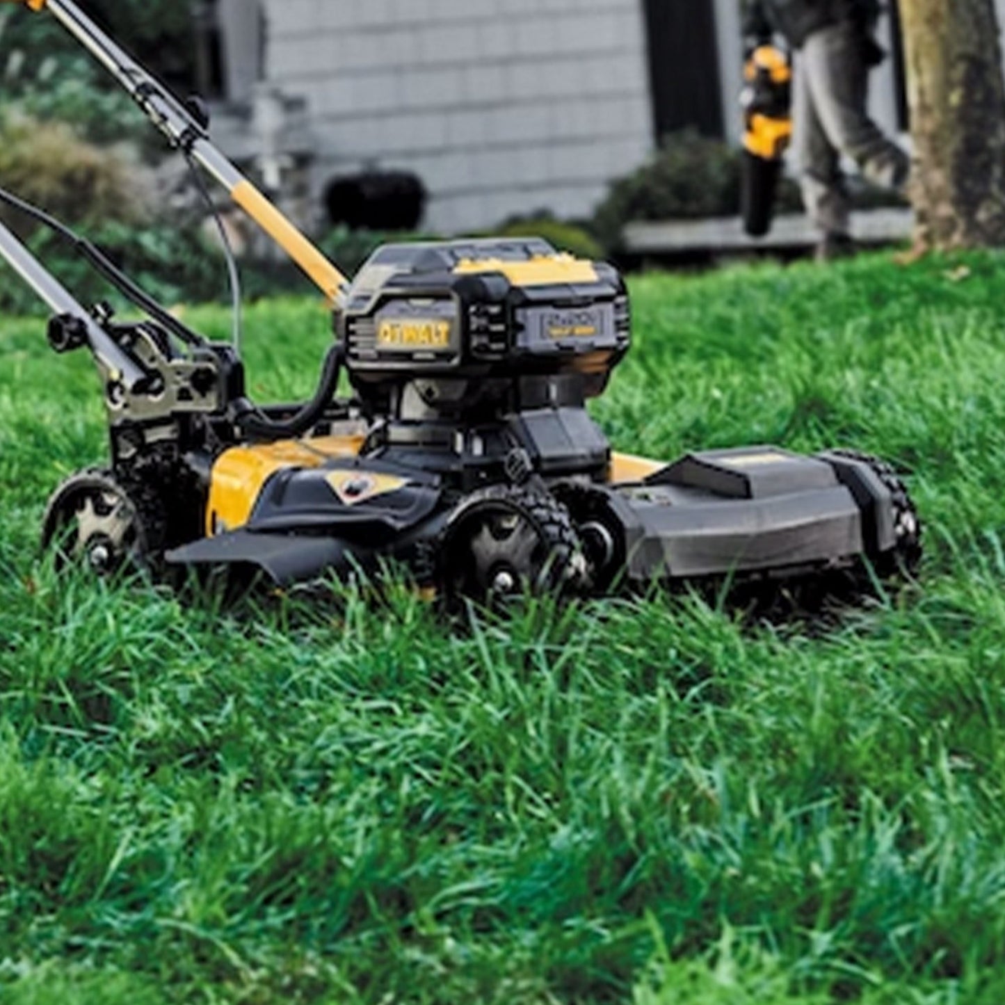 DEWALT 20V MAX Self Propelled 21.5" Automatic Brushless Lawn Mower with Charger