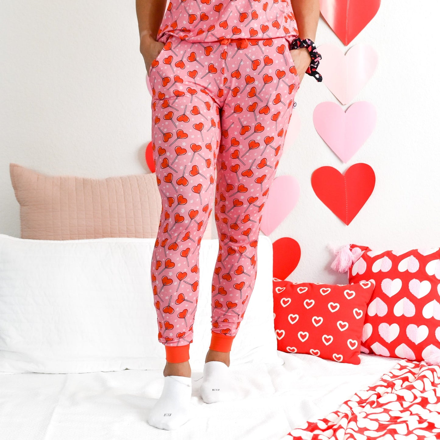 YOU MAKE MY HEART POP WOMEN’S DREAM SHORT SLEEVE JOGGER SET