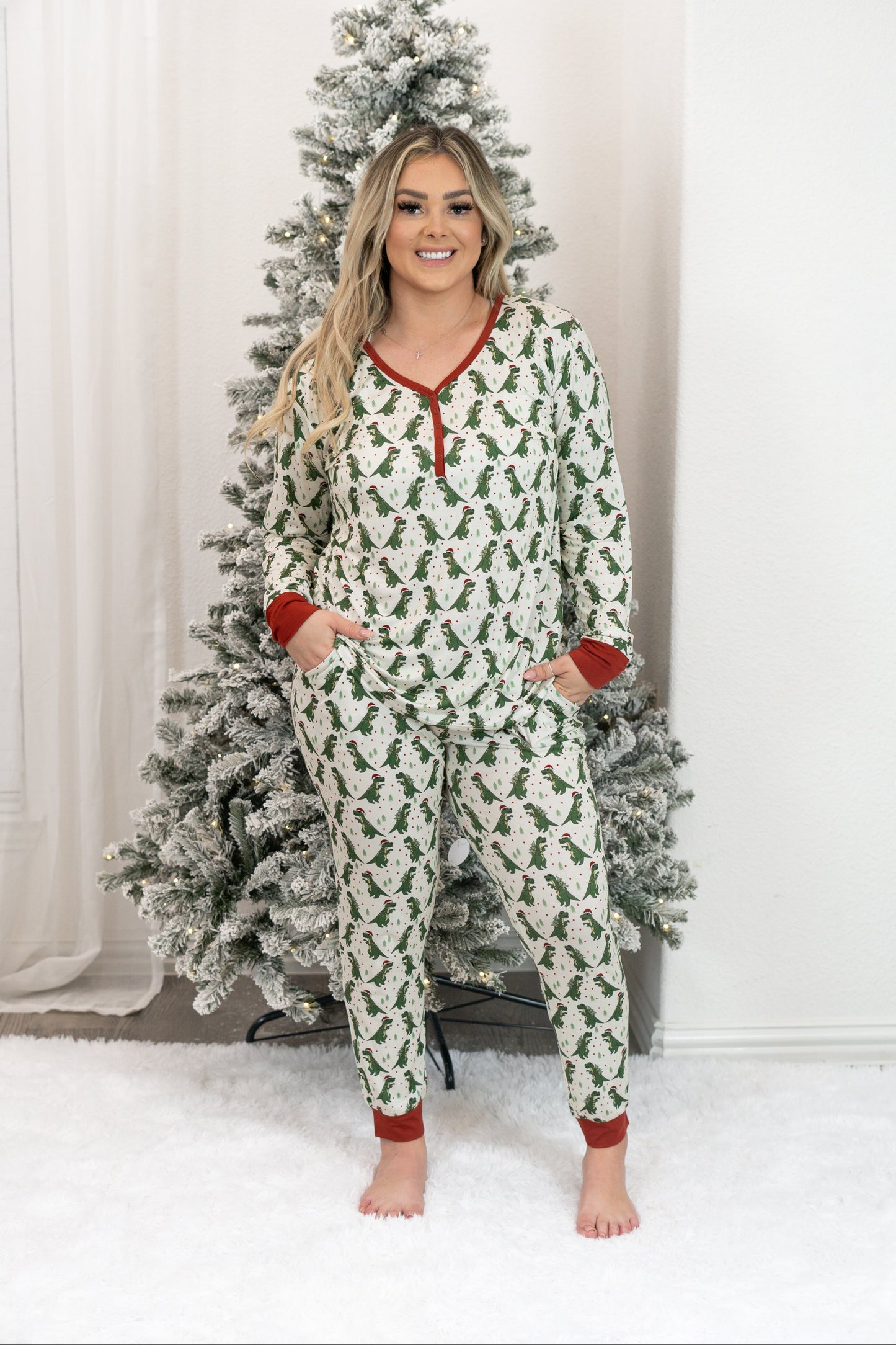 ROARING CHRISTMAS DREAM WOMEN’S JOGGER SET