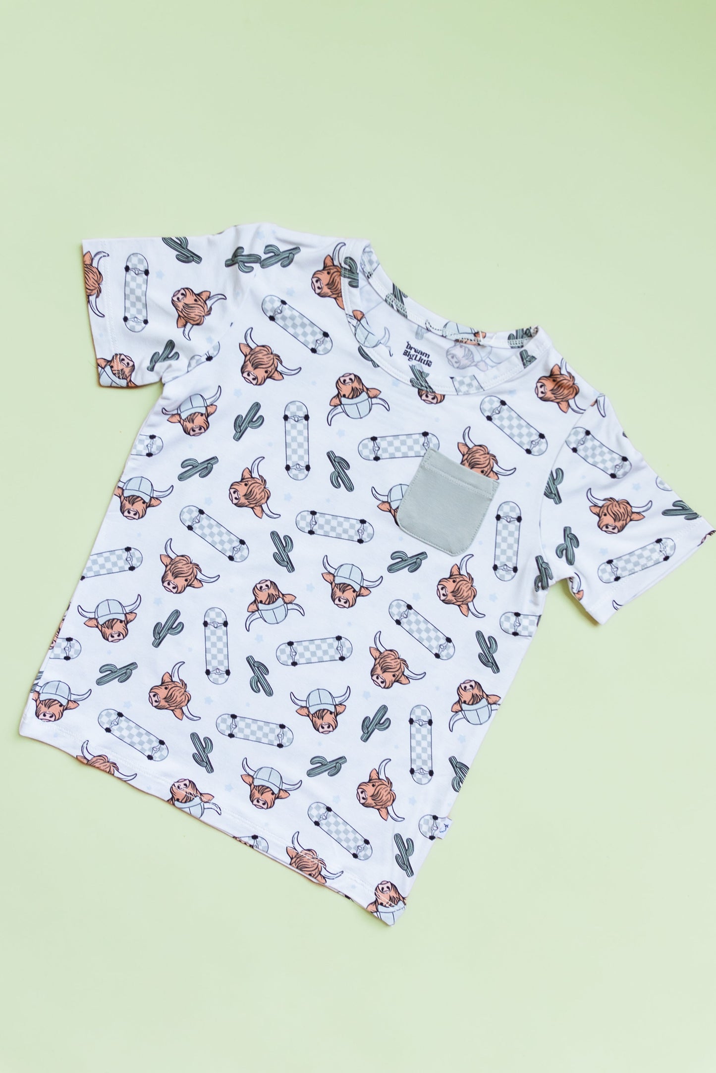 EXCLUSIVE MOO-VING FAST DREAM POCKET TEE