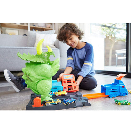 Hot Wheels Ginormous Smashin' Triceratops Adventure Toy Play Set for Ages 4 & Up